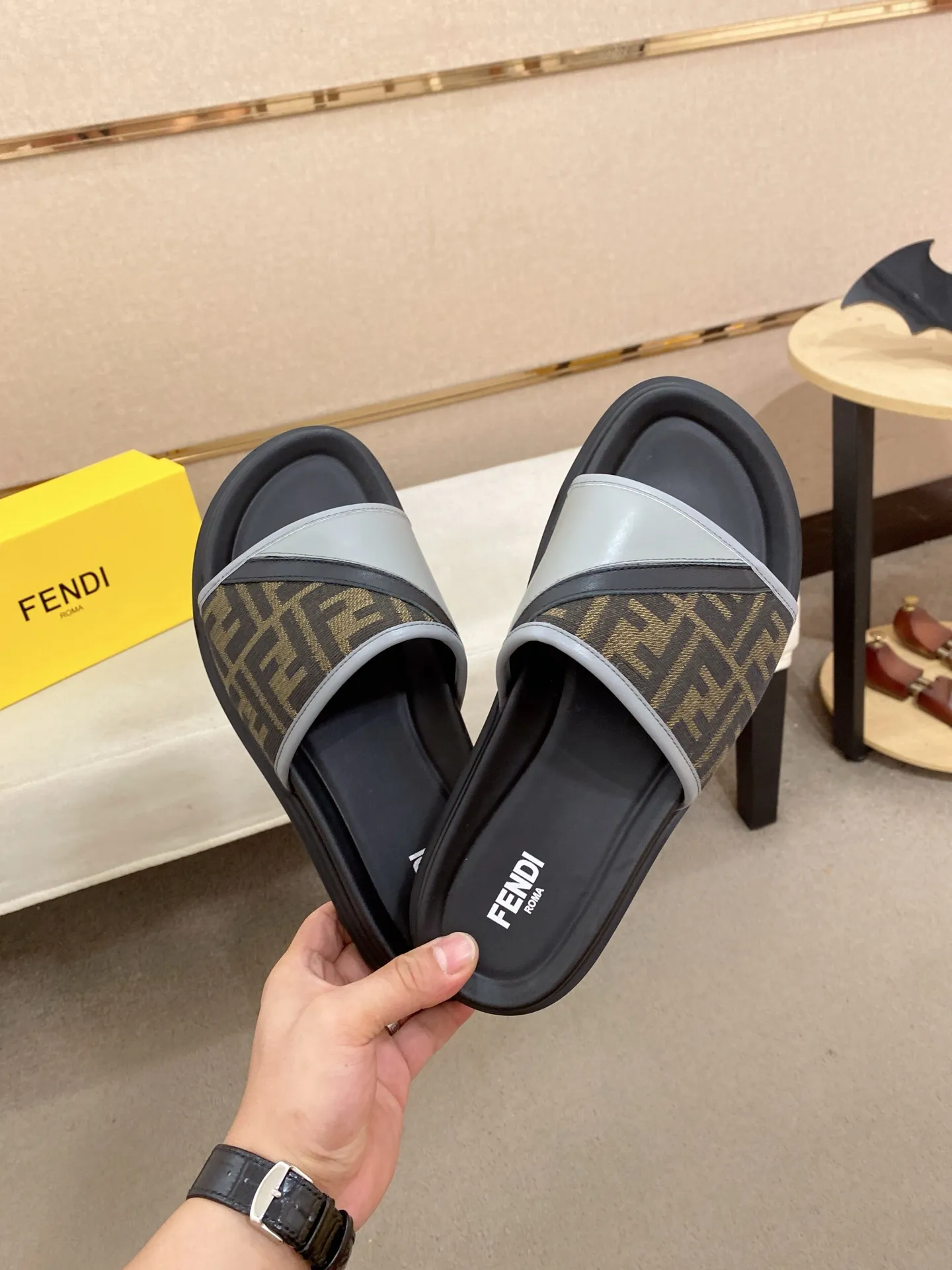 Factory price: 320💰 [Fendi Slippers] High-end brand of men's shoes, official website 1:1 latest masterpiece: original mold customization, the fabric is made of imported original materials, upgraded outsole, lighter and non-slip. The market's top quality, simple yet tasteful, a must-have for fashionistas, fashionable at your feet, full of confidence, the same style at the counter 👍The season of summer slippers is here. Code: 38-44 (45 is custom-made and cannot be returned or exchanged)